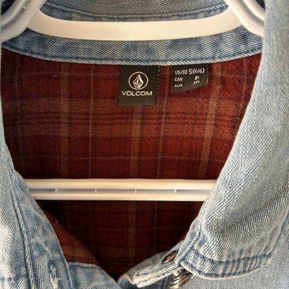 Women's Volcom Flannel Lined Stone Wash Denim Button Down Collared Shirt - Picture 3 of 3